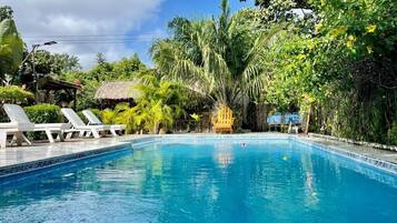 Una piscina al aire libre