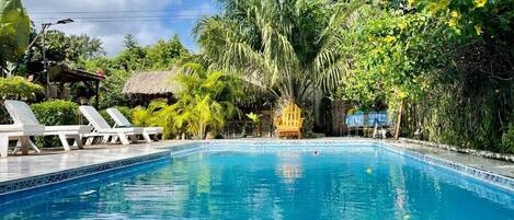 Una piscina al aire libre