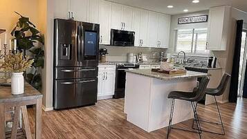 Frigorífic, microones, forn i placa de cuina