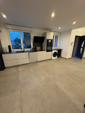 Kjøleskap, mikrobølgeovn, ovn og kokeplater