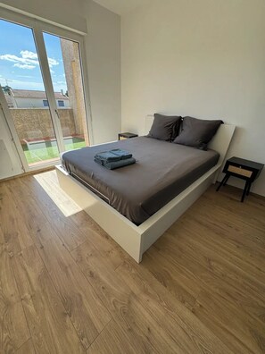 5 soverom, skrivebord, strykejern/-brett og reiseseng for barn