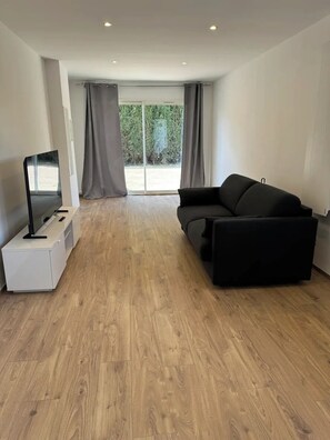 TV connectée, cheminée, jeux vidéo, baby-foot