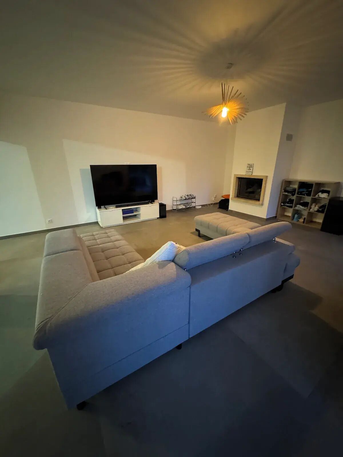 Een smart-tv, een open haard, videogames en tafelvoetbal