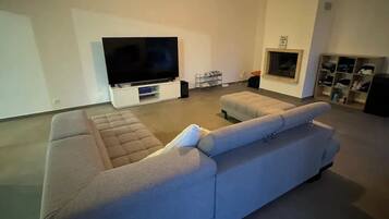 Een smart-tv, een open haard, videogames en tafelvoetbal