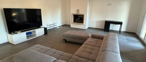 Smart-tv, een open haard, videospelletjes en tafelvoetbal