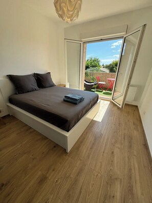 5 chambres, bureau, fer et planche à repasser, lit de bébé portatif