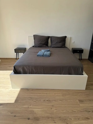 5 chambres, bureau, fer et planche Ă repasser, lit parapluie
