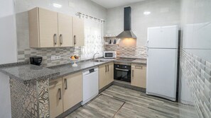 Kjøleskap, mikrobølgeovn, ovn og kokeplater