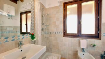 Doccia, asciugacapelli, bidet, asciugamani