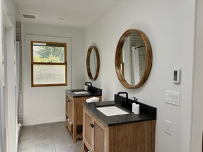 Douche, sèche-cheveux, serviettes fournies, savon