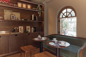Desayuno continental incluido todos los días 