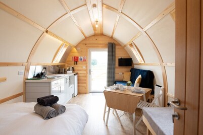 Cosy Spacious Cabin with Wood Fired Hot Tub