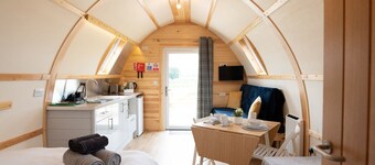 Cosy Spacious Cabin with Wood Fired Hot Tub