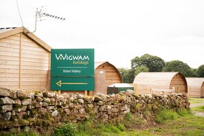 Property grounds - Cosy Spacious Cabin with Wood Fired Hot Tub (Cumwhitton)