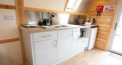 Cosy Spacious Cabin with Wood Fired Hot Tub