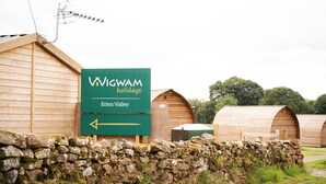 Señal de Wigwam Holidays que indica dirección hacia Eden Valley.