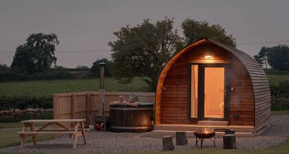 Cosy Rural Cabin with Wood Fired Hot Tub
