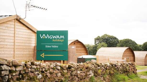 Wegwijzer voor Wigwam Holidays, richting Eden Valley.