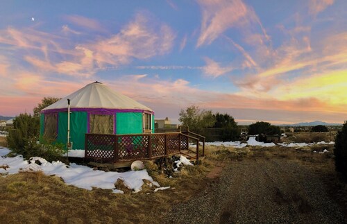 Enchanted yurt with amazing views and llamas too