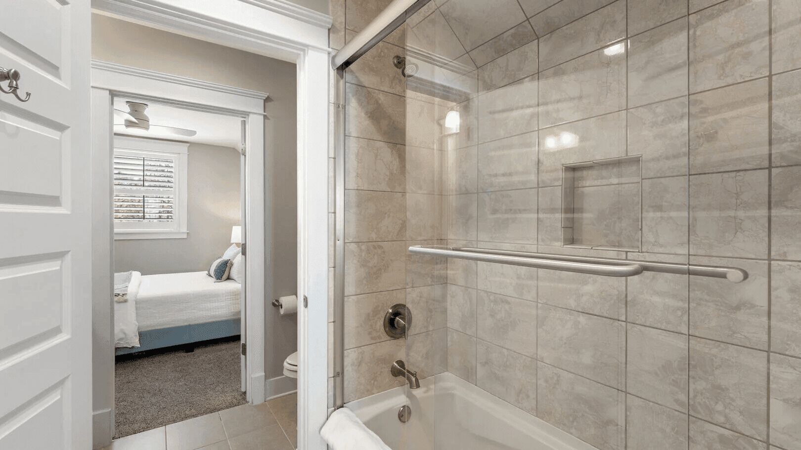 Une salle de bain avec douche, toilettes et baignoire.