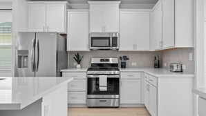 Cookware/dishes/utensils - Modern Retreat in Hutto (Hutto)