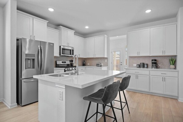 Cookware/dishes/utensils - Modern Retreat in Hutto (Hutto)