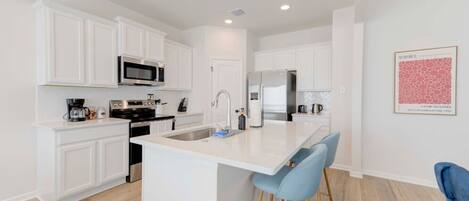 Refrigerador, microondas, horno y parrilla de estufa