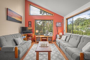 Hus – basic | Oppholdsområde | En 50-tommers smart-TV med digitale kanaler samt Netflix og Hulu