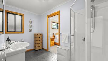 Basic House | Bathroom | Shower, eco-friendly toiletries, hair dryer, towels