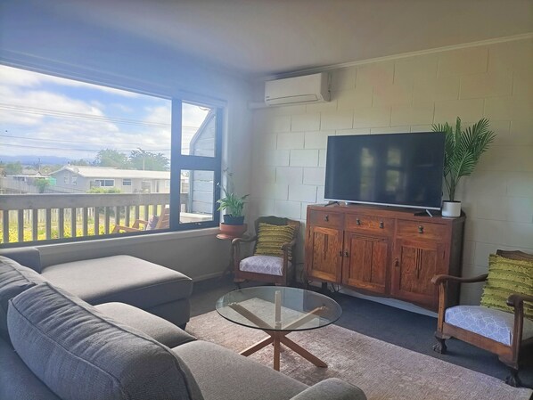 Smart TV, DVD player, stereo - Apartment - 5 minute walk to Taupo town centre (Taupo)
