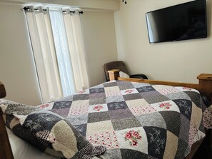 2 chambres, coffres-forts dans les chambres, fer et planche à repasser