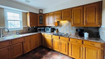 Kühlschrank, Mikrowelle, Ofen, Wasserkocher mit Kaffee-/Teezubehör