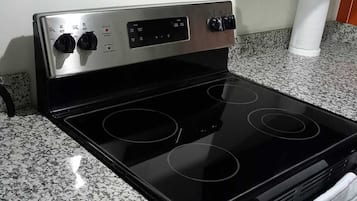 Micro-ondes, four, plaque de cuisson
