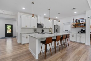 Mikroaaltouuni, uuni, keittoastiat/astiat/ruokailuvälineet