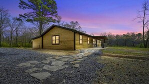 A log cabin with a stone pathway leading to the entrance. - Diamond in the Ruff -4bdrm Hot Tub / Firepit / Boat Parking Broken Bow Hochatown (Broken Bow)