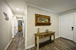 Interior - Diamond in the Ruff -4bdrm Hot Tub / Firepit / Boat Parking Broken Bow Hochatown (Broken Bow)