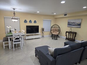 Smart TV, books - Charming 3-bedroom house with WiFi, AC in awesome Hialeah. La casa Cubana. (Hialeah)