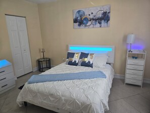 3 bedrooms, iron/ironing board, free WiFi, bed sheets - Charming 3-bedroom house with WiFi, AC in awesome Hialeah. La casa Cubana. (Hialeah)