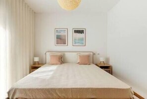 3 bedrooms, travel crib, WiFi