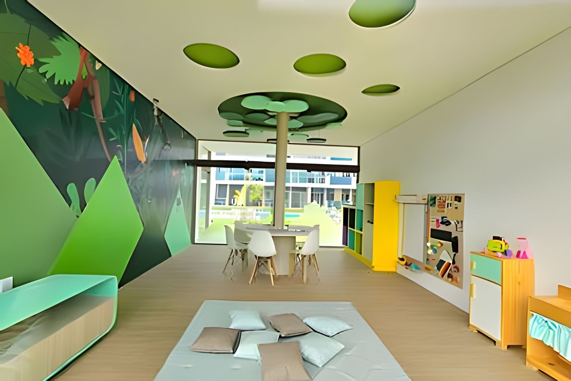 Une salle de jeux moderne pour enfants, avec une grande fresque murale, une table avec des chaises et un meuble de rangement coloré.