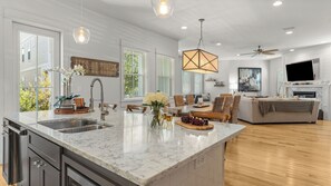 Interior - Dunn Inn 2 by Avantstay Walk to Beach, Pool Access, Sleeps 17! (Panama City Beach)