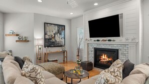 Interior - Dunn Inn 2 by Avantstay Walk to Beach, Pool Access, Sleeps 17! (Panama City Beach)