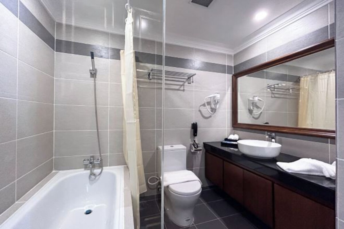 Un baño moderno con bañera, inodoro y lavabo.