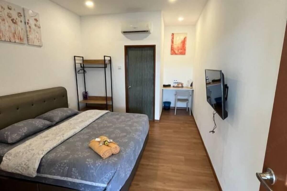 Ένα υπνοδωμάτιο με ένα κρεβάτι, ένα γραφείο, μια καρέκλα, μια τηλεόραση και ένα διπλό κρεβάτι.