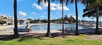 Family-friendly, 2 min to the water, 10 min walk to water-park and wading pool