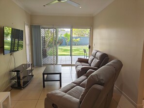 Smart TV - Family-friendly, 2 min to the water, 10 min walk to water-park and wading pool (Wynnum)
