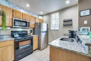 Frigorífico, microondas, placa de cocina y lavavajillas