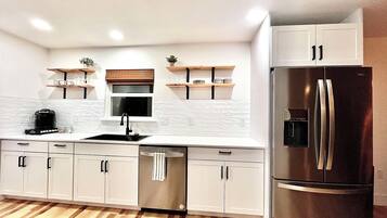 Réfrigérateur, micro-ondes, four, plaque de cuisson