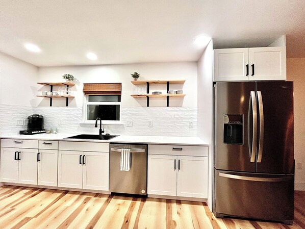 Fridge, microwave, oven, stovetop - NEW Modern Hill Country Hideaway (Bertram)