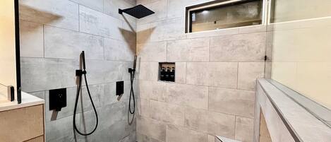 Ducha, secador de pelo, toallas, jabón